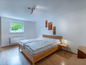 Posteľ alebo postele v izbe v ubytovaní Apartment Schneeberger by Interhome