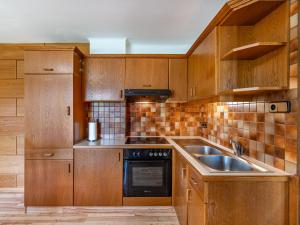 Kuchyňa alebo kuchynka v ubytovaní Apartment Schneeberger by Interhome