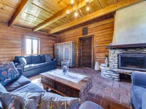ein Wohnzimmer mit einem Sofa und einem Kamin in der Unterkunft Holiday Home Jura dla Ciebie by Interhome in Cisowa