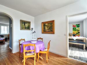 comedor con mesa y sillas en Apartment Am Malerwinkel by Interhome, en Schieder-Schwalenberg