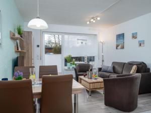 ein Wohnzimmer mit einem Tisch und Stühlen in der Unterkunft Apartment Ankerweg-2 by Interhome in Norddeich