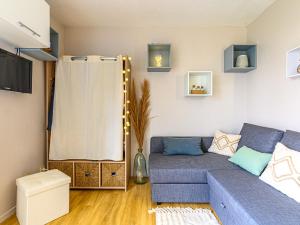 un soggiorno con divano blu e doccia di Studio Rose des Vents-2 by Interhome a Port-Haliguen