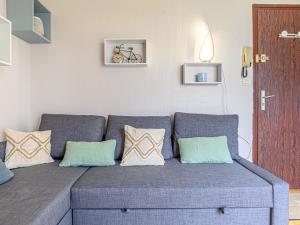 un divano blu con cuscini in soggiorno di Studio Rose des Vents-2 by Interhome a Port-Haliguen