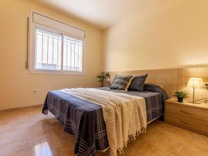 Un dormitorio con una cama grande y una ventana en Holiday Home Tatiana by Interhome, en Riumar