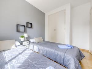 ロザスにあるApartment Mismar-4 by Interhomeのベッドルーム1室(ベッド2台、窓付)
