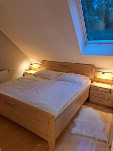 1 dormitorio con 1 cama con 2 lámparas y 1 alfombra en Gamlitz - Eckberg, en Gamlitz