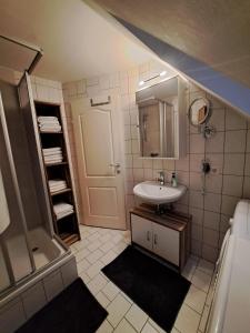 y baño con lavabo, ducha y bañera. en Gamlitz - Eckberg, en Gamlitz