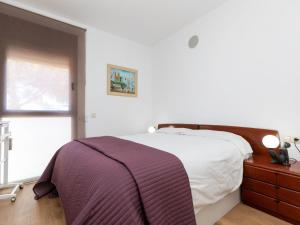 Un dormitorio con una cama grande y una ventana en Apartment Lloret Garden by Interhome, en Lloret de Mar