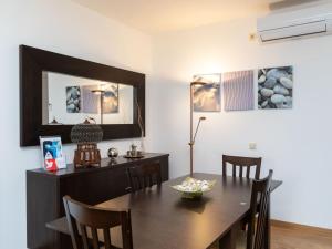 comedor con mesa y espejo en Apartment Lloret Garden by Interhome, en Lloret de Mar