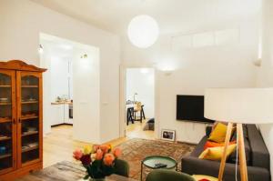 - un salon avec un canapé et une télévision dans l'établissement cosy apartment in friedrichshaun, à Berlin