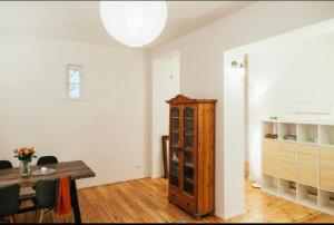 d'une salle à manger avec une table et une armoire en bois. dans l'établissement cosy apartment in friedrichshaun, à Berlin