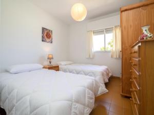 1 dormitorio con 2 camas y ventana en Apartment Voramar-5 by Interhome, en Calpe