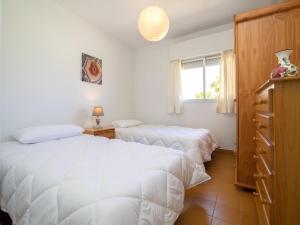 sypialnia z dwoma łóżkami i oknem w obiekcie Apartment Voramar-5 by Interhome w mieście Calpe