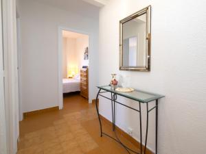 Łóżko lub łóżka w pokoju w obiekcie Apartment Voramar-5 by Interhome