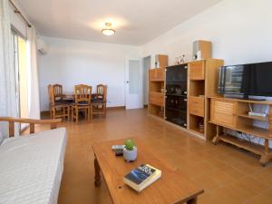 Telewizja i/lub zestaw kina domowego w obiekcie Apartment Voramar-5 by Interhome