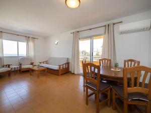salon ze stołem jadalnym i krzesłami w obiekcie Apartment Voramar-5 by Interhome w mieście Calpe +15 zdjęć