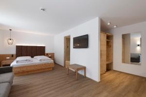 Postel nebo postele na pokoji v ubytování Zur Brücke apartments and rooms - Your home in heart of South Tyrol, with Brixencard