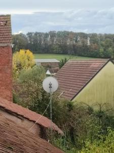 antena satelitarna na dachu budynku w obiekcie Gite de l'Alsace Bossue 