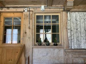 ツヴァイジンメンにあるApartment Obegghuus by Interhomeの鉢植えの家窓