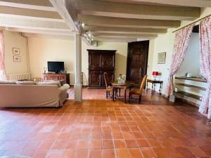 - un salon avec un canapé et une table dans l'établissement Château du Montellier, à Le Montellier