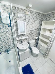 a bathroom with a sink and a toilet and a tub at 2 Bed Flat, Dalston Junction, London in London