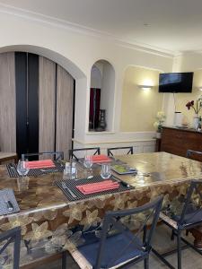 une salle à manger avec une grande table et des chaises en bois dans l'établissement Maison Galland, à Lapalisse