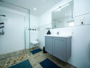 Baño blanco con lavabo y aseo en Apartment Am Kirchberg by Interhome en Lügde