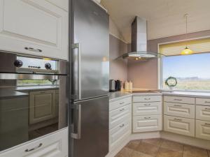 Kitchen o kitchenette sa Holiday Home Lisann - 250m from the sea in NW Jutland by Interhome