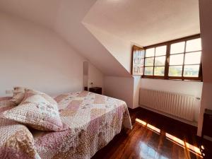 een slaapkamer met een bed en een raam bij MartinVidal 3 in Luarca