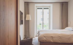 une chambre d'hôtel avec un lit et une fenêtre dans l'établissement Hotel Joseph's House, à Davos