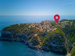 una isla con un marcador rojo en ella en Villa Villa Bellevue by Interhome, en Jávea