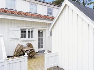 una casa blanca con una valla blanca en Apartment Galia - 2km from the sea in Sealand by Interhome, en Rørvig