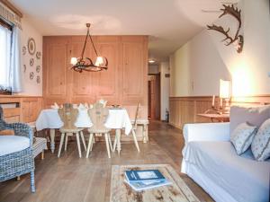 Posezení v ubytování Apartment Chesa Tschierv II 30 by Interhome