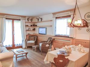 TV a/nebo společenská místnost v ubytování Apartment Chesa Tschierv II 30 by Interhome