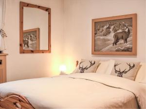 um quarto com uma cama e um espelho em Apartment Chesa Tschierv II 30 by Interhome em Celerina
