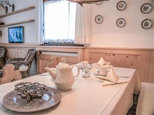 Posezení v ubytování Apartment Chesa Tschierv II 30 by Interhome