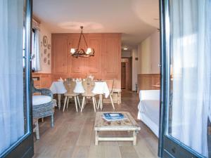 uma sala de jantar com mesa e cadeiras e uma sala de jantar em Apartment Chesa Tschierv II 30 by Interhome em Celerina