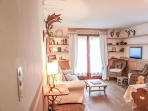 Posezení v ubytování Apartment Chesa Tschierv II 30 by Interhome