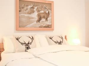 Postel nebo postele na pokoji v ubytování Apartment Chesa Tschierv II 30 by Interhome