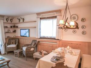 Posezení v ubytování Apartment Chesa Tschierv II 30 by Interhome