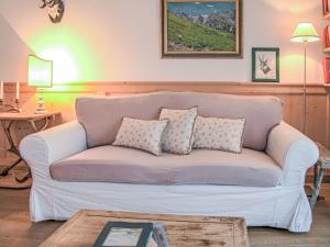 Posezení v ubytování Apartment Chesa Tschierv II 30 by Interhome