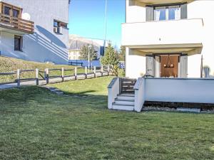 Zahrada ubytování Apartment Chesa Tschierv II 30 by Interhome