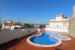 une piscine sur le toit d'une maison dans l'établissement Sea view holiday home sleeps 10, à Murcie