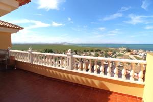 Elle comprend un balcon offrant une vue sur l'océan. dans l'établissement Sea view holiday home sleeps 10, à Murcie