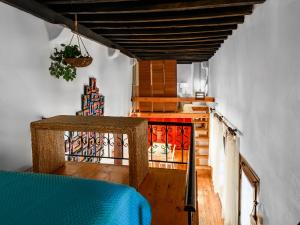 scala con cancello in una camera con pavimenti in legno di Casa Aletta - Old Town Apt. a Città di Rodi