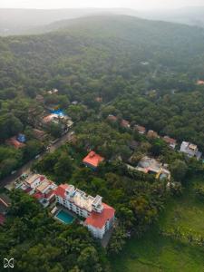una vista aérea de una casa en medio de un bosque en Ra-3Bed Villa W/PVTpool in Assagao by Masaya Stays, en Verla