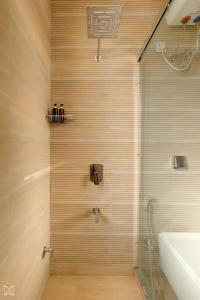Verla的住宿－Ra-3Bed Villa W/PVTpool in Assagao by Masaya Stays，一间带篮球架淋浴的浴室