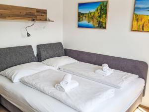 - un lit avec 2 oreillers dans l'établissement Apartment Adlerblick alpe maritima Ski & See - 22 by Interhome, à Annenheim