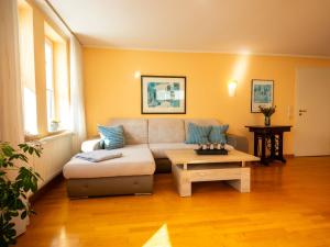 een woonkamer met een bank en een salontafel bij Holiday Home Mia by Interhome in Lügde