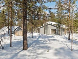une cabine dans les bois dans la neige dans l'établissement Holiday Home Riekko by Interhome, à Enontekiö